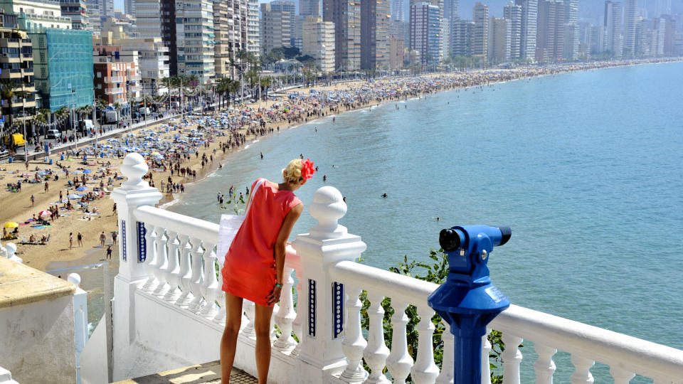 BENIDORM:  Festningen p� Placa del Castell gir god utsikt over Levantestranden, den st�rste av Benidorms strender. Her er det en britisk turist som nyter utsikten. Foto: John Terje Pedersen