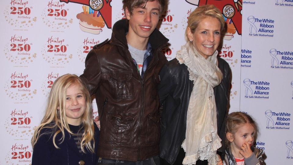 MOR: Ulrika Jonsson sammen med tre av sine fire barn i London. Foto: STELLA PICTURES