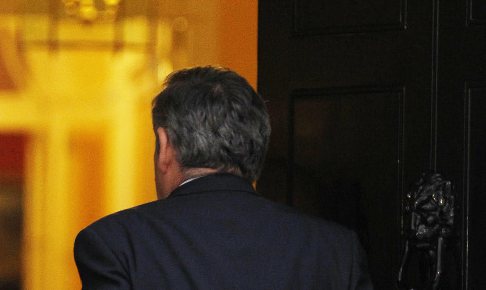 BROBYGGER-GORDON: Gordon Brown ankom 10 Downing Street i dag tidlig. Fortsatt er ikke alle stemmene summert, men det er s� f� igjen at det meste er avgjort: De konservative f�r flest seter i Underhuset, men for f� til � ha reint flertall. Dermed starter regjeringsforhandlingene. Foto: Scanpix