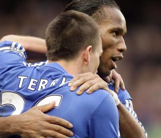 HOLDT SAMMEN: Drogba mener Chelsea reddet seg inn takket v�re samholdet i troppen. Foto: EPA/FELIPE TRUEBA