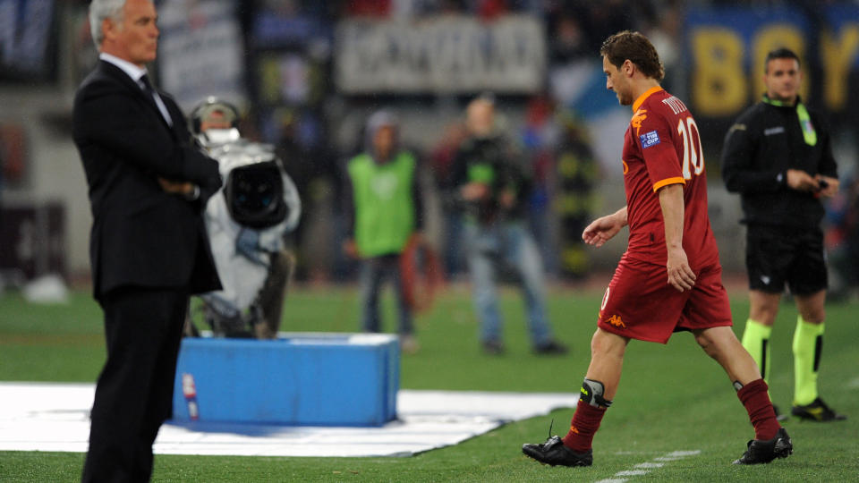 INNR�MMET HEVNTAKLING: Francesco Totti forklarte at gjentatte forn�rmelser resulterte i at han sparket ned Mario Balotelli i cupfinalen som Roma tapte 1-0. Foto: AFP PHOTO / ALBERTO PIZZOLI