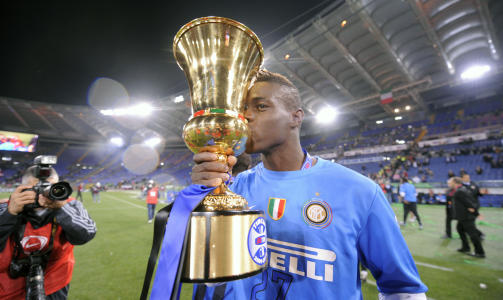OMSTRIDT: Mario Balotelli er ofte p� begivenhetenes sentrum, p� godt og vondt. Her kysser han pokalen etter cupfinaleseieren mot Roma. Foto: AFP PHOTO / ALBERTO LINGRIA