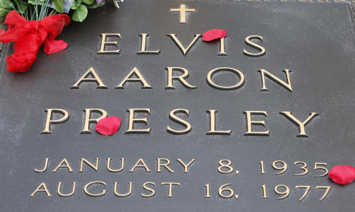 VILLE FYLT 75: Her er graven til Elvis 8. januar i �r. Foto: AP Photo/Mark Humphrey