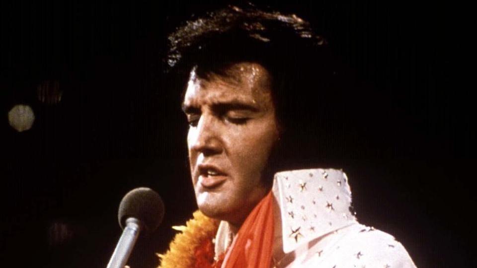 - D�DE P� GRUNN AV FORSTOPPELSE: Elvis Presley d�de ikke av uregelmessig hjerterytme, hevder hans lege i en ny bok. Foto: Betmann / Reuters / SCANPIX