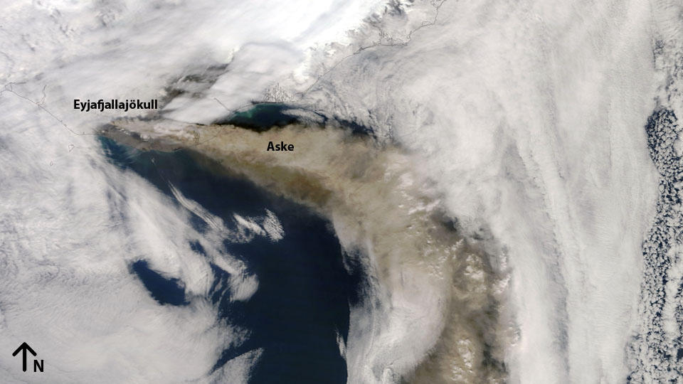 G�R S�R: Dette bildet ble tatt av NASAs jordobservasjonssatellitt Terra i g�r. Et h�ytrykk dirigerer heldigvis asken s�rover - bort fra Norge og mesteparten av det kontinentale Europa. Foto: NASA