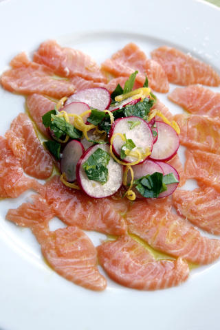 P� sitt beste: Laks er en av de fiskene som gj�r seg best r�. Her med reddik, sitron og bladpersille.