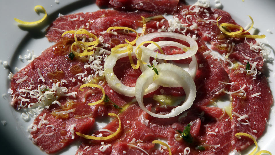 Til � bli m�r av: Bruk aller helst hestekj�tt eller hjort, ikke noe kj�tt er m�rere og bedre. Alternativt indre- eller ytrefilet av storfekj�tt.