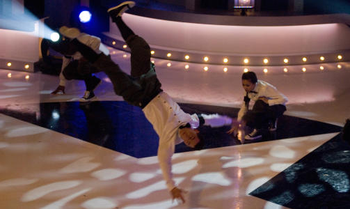 IMPONERTE MED AKROBATIKK: Floorknights er dansere i alderen 16 til 28 �r. Gruppa ble etablert for 12 �r siden, og har vunnet NM i Break to ganger. De bruker breakdance som basis og kombinerer dette med skuespill og akrobatikk. Foto: STELLA PICTURES