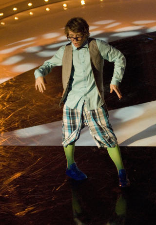  KOM IKKE VIDERE: Til tross for st�tte fra en stor vennegjeng i salen, ble det ikke finaleplass p� danseren Simen Alm�s (15) fra Gj�vik. Foto: STELLA PICTURES