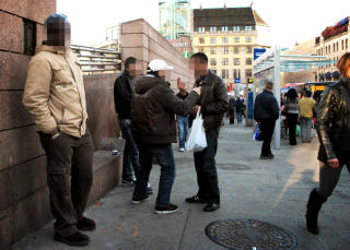 RUSMILJØET PÅ JERBANETORGET: De tjue personene under 18 år som har blitt registrert med flest straffbare forhold sto blant annet for 127 ran, 83 tilfeller av fysisk forhold og 193 narkotikaforhold. Flere tilhører det åpne rusmiljøet på Jernbanetorget. Foto: LARS EIVIND BONES/DAGBLADET RUSMILJØET PÅ JERBANETORGET: De tjue personene under 18 år som har blitt registrert med flest straffbare forhold sto blant annet for 127 ran, 83 tilfeller av fysisk forhold og 193 narkotikaforhold. Flere tilhører det åpne rusmiljøet på Jernbanetorget. Foto: LARS EIVIND BONES/DAGBLADET