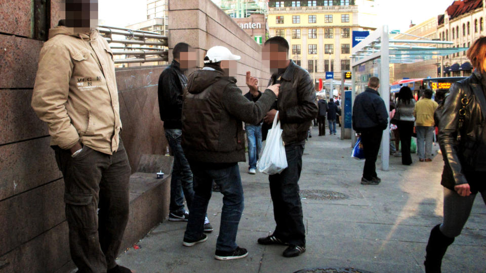 RUSMILJ�ET P� JERBANETORGET: De tjue personene under 18 �r som har blitt registrert med flest straffbare forhold sto blant annet for 127 ran, 83 tilfeller av fysisk forhold og 193 narkotikaforhold. Flere tilh�rer det �pne rusmilj�et p� Jernbanetorget. Foto: LARS EIVIND BONES
Foto: Lars Eivind Bones / Dagbladet