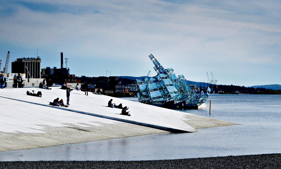 �ISFJELL I ST�L�: Skulpturen �Hun ligger� er innkj�pt som dekorasjon for Operaen for 11 millioner kroner, og ligger forankret i taket p� Bj�rvikatunnelen 80 meter fra land. Foto: LARS EIVIND BONES/DAGBLADET