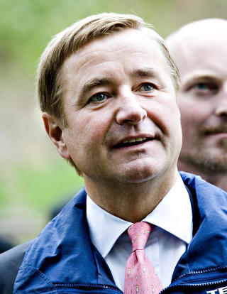 BLADDE OPP: Investor og kunstelsker Christen Sveaas er enesponsor for �Hun ligger� og har spyttet inn 8 millioner kroner for � f� verket oppf�rt. De resterende 3 millionene har staten st�tt for, gjennom budsjettet for statlige bygg. Foto: SVEINUNG UDDU YSTAD/DAGBLADET