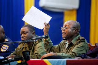 BEDT OM � REISE: President for milit�rdomstolen i Kisangani, Pascal Moliba, her med rapporten fra Tjostolv Molands lege. Foto: Tore Meek / Scanpix