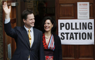 KAN F� REGJERINGSMAKT: Clegg, her med kona Miriam Gonzalez Durantez etter � ha avgitt sin stemme i Sheffield i Nord-England. Foto: REUTERS/Phil Noble