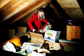 P� PAPPAS LOFT: Innerst i kroken, ur�rt i 20 �r. Et helt liv nedpakket i pappesker. Jeg finner br�dkurven v�r, fortsatt med smuler av kneip i. Foto: Siv Johanne Seglem