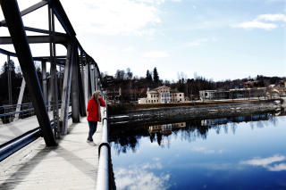 DEN SVARTE ELVA: Mamma gjorde flere selvmordsfors�k. Jeg kan fortsatt ikke g� over brua i Eidsvoll uten � bli lei meg. Foto: Siv Johanne Seglem