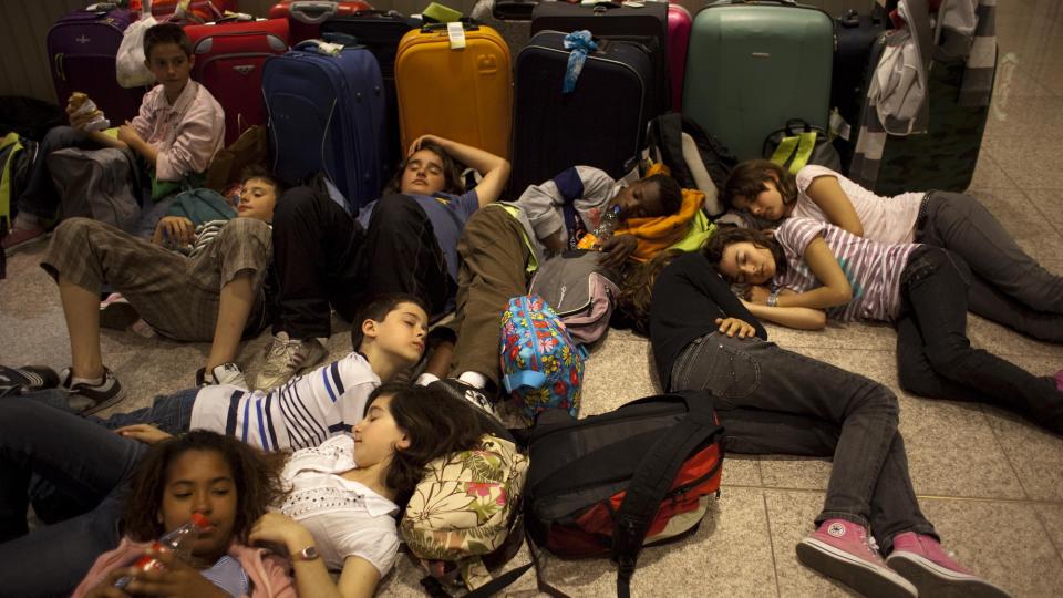 ASKEFAST: Denne gjengen kortet ned ventetida p� en flyplass utenfor Barcelona ble innstilt i g�r. I dag har Spania og Portugal fortsatt problemer, og i tillegg er ogs� Italia og Sveits rammet. Foto: AP