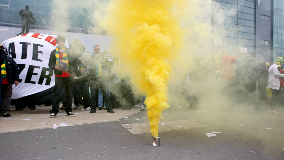 R�YKBOMBER: Ogs� r�ykbombene var i protestfarger, selvf�lgelig. Supporterne brukte siste serierunde til nok en Glazer-protest. Foto: TIM HALES/AP