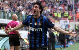 PERLESCORING: Diego Milito scoret Inters tredje med en chipp. Foto: Matteo Bazzi / EPA.