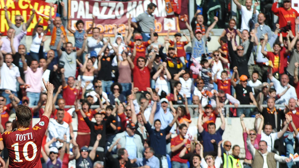 TO STRAFFEM�L: Roma l� under, og Inter var lenge seriemester i Serie A. Det var f�r Roma-legende Fransesco Totti scoret to m�l for Ranieris menn. N� varer gullspenningen til siste serierunde i Italia. Foto: Andreas Solaro / AFP.
