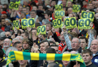 FORSVINN: Klar beskjed fra tribunen. Foto: ANDREW YATES/AFP