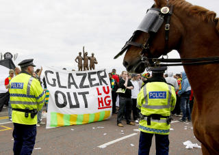LITE GULLFOKUS: Det var ikke mye som tydet p� at United spilte om gull f�r kampen. Foto: TIM HALES/AP