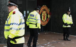 POLITIET PASSET P�: Manchester-politiet passet p� at supporterne ikke kom i n�rkontakt med klubbledelsen. Foto: PHIL NOBLE/REUTERS