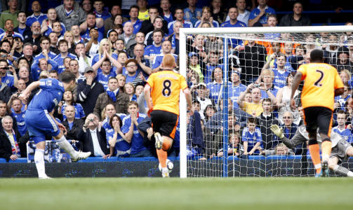 SIKKER: Frank Lampard gjorde Didier Drogba sinna da han ikke ga fra seg straffesparket etter en halvtime, men var sikker som banken fra ellevemetersmerket.Foto: SCANPIX/AP/Sang Tan