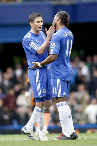 H�R HER: Lampard forteller Drogba et par ting om lagarbeid.Foto: SCANPIX/AP/Sang Tan