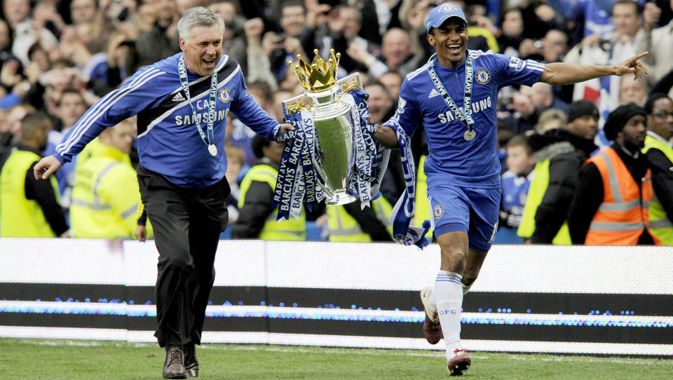TOK POKALEN: Carlo Ancelottil og Florent Malouda. Chelsea markerte gullsesongen med en fest p� hjemmebane, og kan ta �the double� med seier over Portsmouth i FA-cupfinalen.Foto: SCANPIX/AP/Tom Hevezi