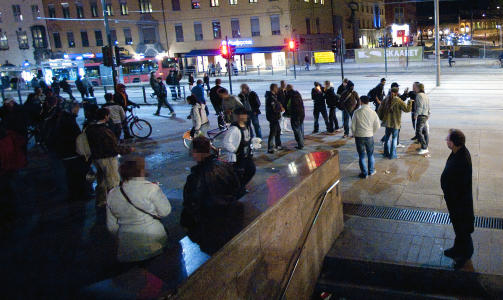 NARKOTORGET: Slik s� det ut p� Jerbanetorget kl. 01.00 natt til s�ndag. Det �pne rusmilj�et har i l�pet av det siste �ret opplevd en tredobling av antallet mindre�rige dopselgere. Foto: JOHN T. PEDERSEN/DAGBLADET