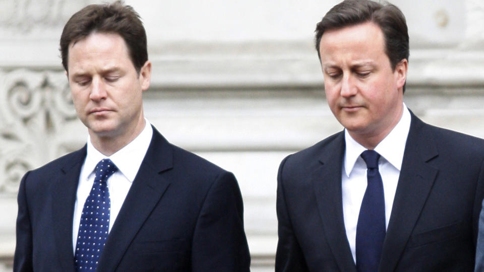 HASTVERK: Klokkene tikker stadig raskere for De konservative, ved David Cameron (t.h.) og Liberaldemokratene, ved Nick Clegg (t.v.), som pr�ver � f� til en avtale om regjeringsdannelse. Foto: AP/SCANPIX