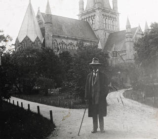 I TRONDHEIM: Kristofer Uppdal fotografert foran Nidarosdomen i 1917.