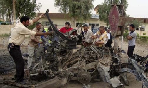 BOMBE: Dette er hva som var igjen av bilen som fraktet en bombe i byen Hilla, 100 kilometer s�r for Baghdad. Foto: Reuters