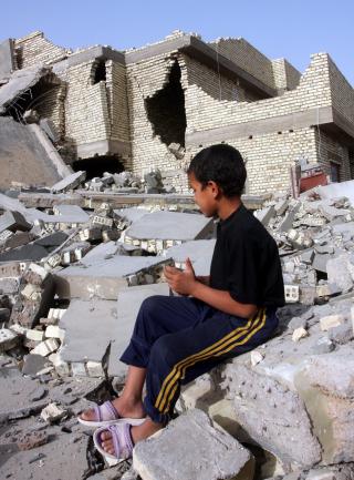 BOMBE: I Fallujah ble fire bomber plantet utenfor husene til h�ytst�ende politifolk. Minst 13 skal ha omkommet da de gikk av i dag. Foto: EPA