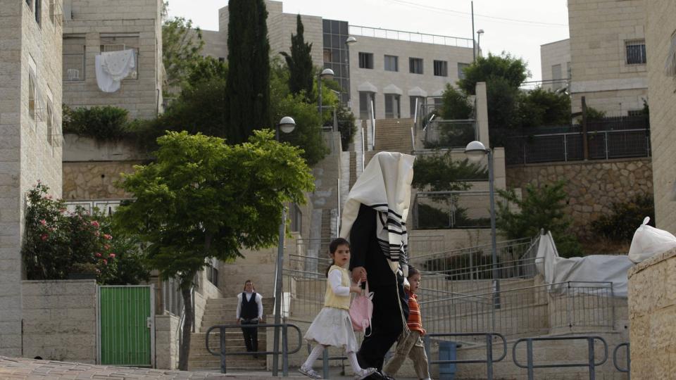 RIVES: En ultraortodoks j�de g�r i bosetningen Ramat Shlomo p� Vestbredden. 46 bosetninger som er oppf�rt i strid med byggestansen som ble innf�rt f�r jul, skal n� rives. Foto: REUTERS / Baz Ratner / SCANPIX