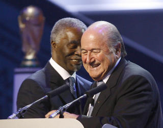 TOK KONTAKT Fifa-president Sepp Blatter reiste i november 2005 til Cape Town. Han snakket med dav�rende president Thabo Mbeki - og Cape Town bestemte seg for � bygge en ny arena p� Green Point. Dette bildet er tatt i 2007. Foto: AP/Jerome Delay
