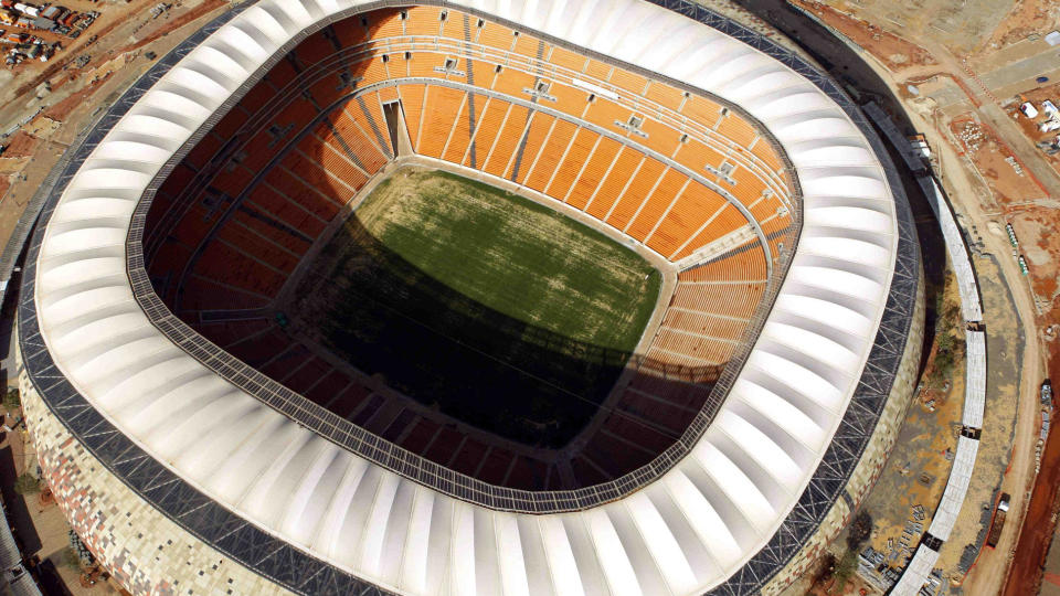 STOLTHETEN: Soccer City i Johannesburg. Fifa har g�tt med p� � betale Johannesburg 10 prosent av alle billettinntektene fra Soccer City under VM. Pengene kan g� til � dekke uforutsette utgifter for en kontrakt�r. Foto: AP/Themba Hadebe