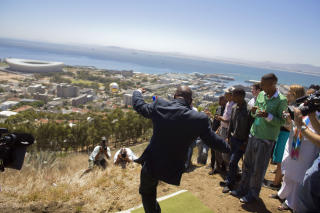 TAR SATS: Cape Town-ordf�rer Dan Plato markerer at det er 100 dager til VM starter, 2. mars i �r. Byen har f�tt en ny gigantarena - som forskere dokumenterer det ikke er behov for. Foto: AFP/Gianluigi Guercia