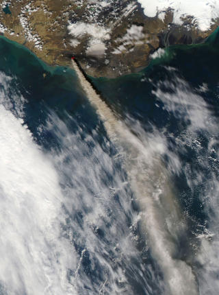 SPYR UT: NASAs Aqua-satellitt tok dette bildet av askeutslippet i g�r. Foto: AFP/NASA/SCANPIX