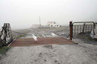 THE ROAD-AKTIG: Postapokalyptiske askescener i omr�det rundt Eyjafjallaj�kull p� Island. Landets meteorologiske tjeneste melder om kontinerlig askenedfall de siste 24 timene enkelte steder.Foto: AFP PHOTO/ Halldor Kolbeins/SCANPIX