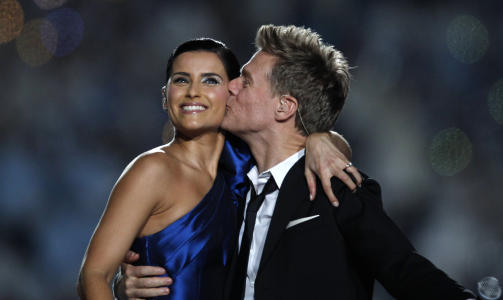FRA OL: Bryan Adams kysser Nelly Furtado p� kinnet etter at de har opptr�dt sammen under �pningsseremonien under OL i Vancouver. Foto: REUTERS/Jerry Lampen