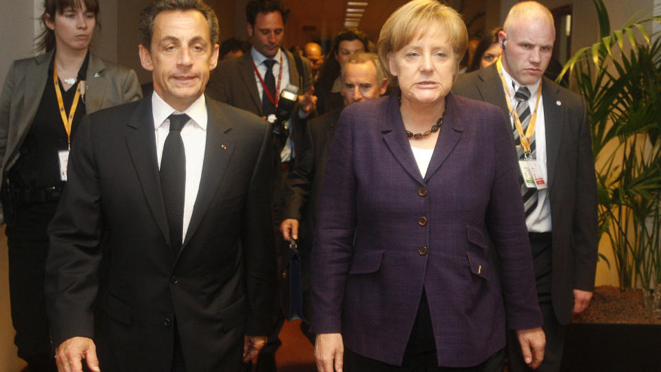 TIL V�PEN: Nicolas Sarkozy og Angela Merkel erkl�rte krig mot spekulantene. De vant det f�rste slaget.  AFP PHOTO / MICHEL EULER/POOL