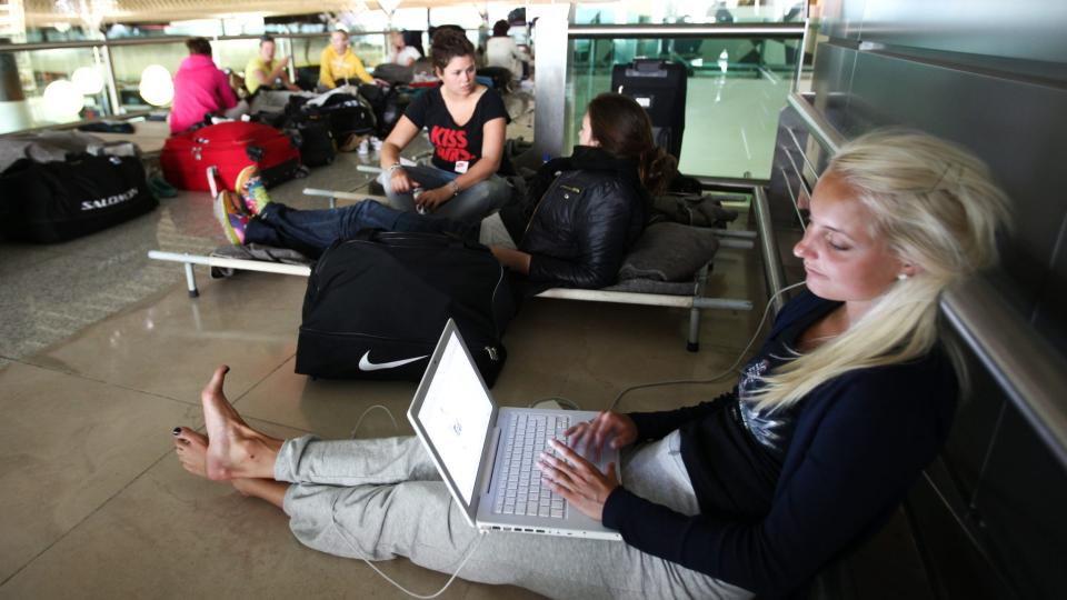P� ASKEVENT: Reisende fra Lisboa opplevde innstilte flygninger i g�r. Foto: EPA/TIAGO PETINGA/SCANPIX