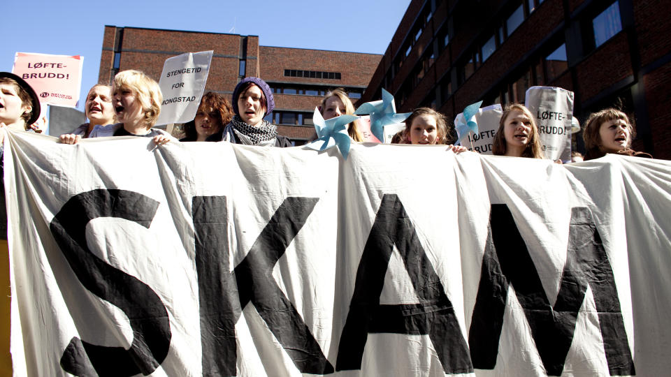 SKAM: Natur og Ungdom demonstrerte da finansminister Sigbj�rn Johnsen la frem Revidert nasjonalbudsjett i Regjeringskvartalet i Oslo idag. I revidert nasjonalbudsjett ble det vedtatt � kutte �n milliard kroner p� klimakvote-kj�p. Foto: Sara Johannessen / Scanpix