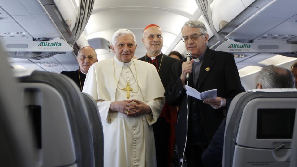 UTTALTE SEG:  Paven er i dag i Portugal. Her er han avbildet p� flyet. Foto: REUTERS/Stefano Rellandini