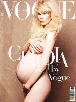 POSERER P� FORSIDA: Claudia Schiffer p� forsida av Vogues juniutgave. Foto: SCANPIX