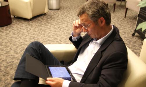 IPAD-FAN: Statsminister Jens Stoltenberg var sv�rt begeistret for iPaden han kj�pte seg da han satt askefast i New York tidligere i �r. Foto: Ap/Scanpix