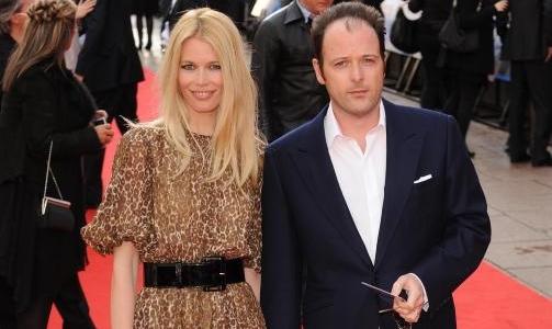 EKTEPAR: Claudia Schiffer er gift med filmregiss�r Matthew Vaughn. Foto: STELLA PICTURES